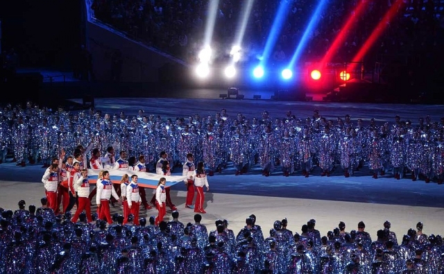 Российский флаг на церемонии закрытия XXII Олимпийских зимних игр 2014 года 