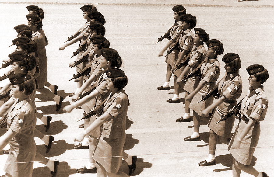 ​Женщины-военнослужащие ЦАХАЛ, вооружённые пистолетами-пулемётами «Узи», на параде в Иерусалиме, 1968 год - С миру по нитке | Военно-исторический портал Warspot.ru