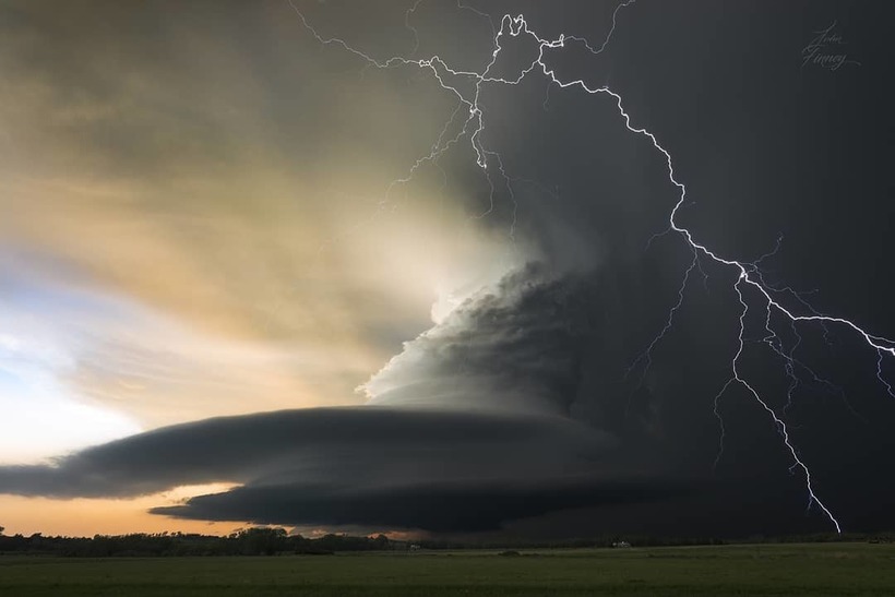 Фотограф и охотник за штормами делает невероятные снимки разбушевавшейся стихии
