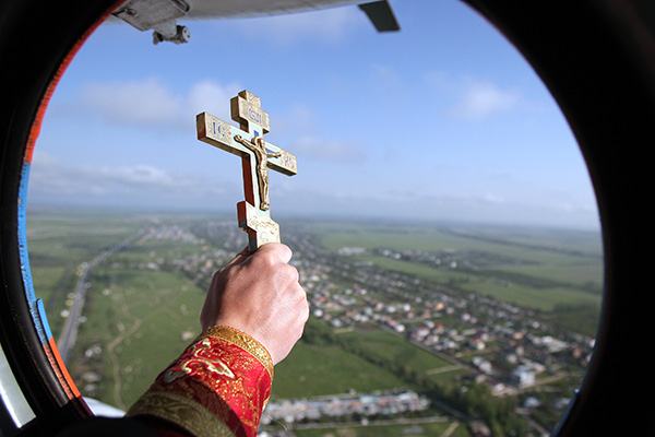 Кадилом по проблемам. Как в России освящают стрип-клубы, урны для голосования и ядерные ракеты