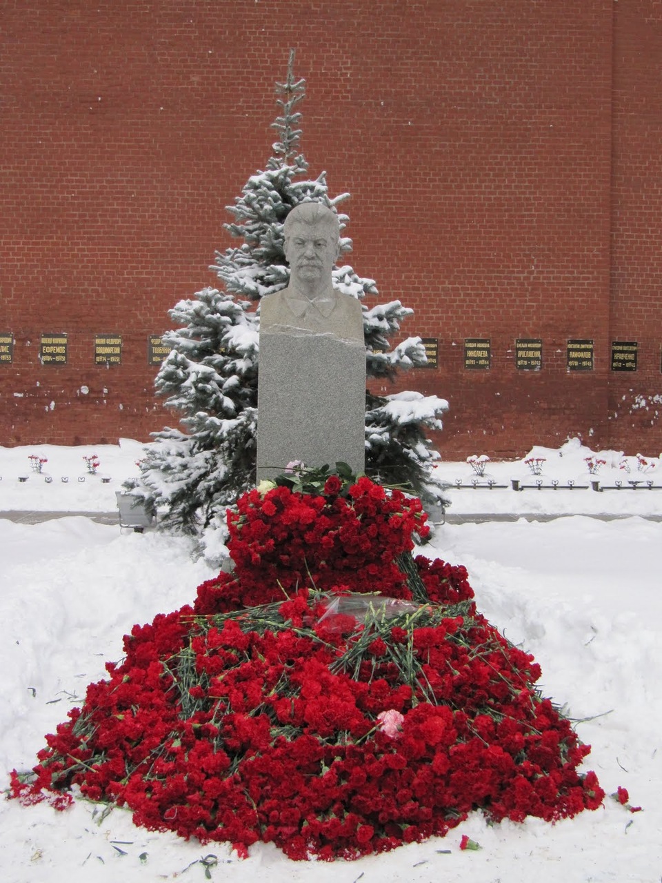 Могила Сталина в день его рождения, 21 декабря.