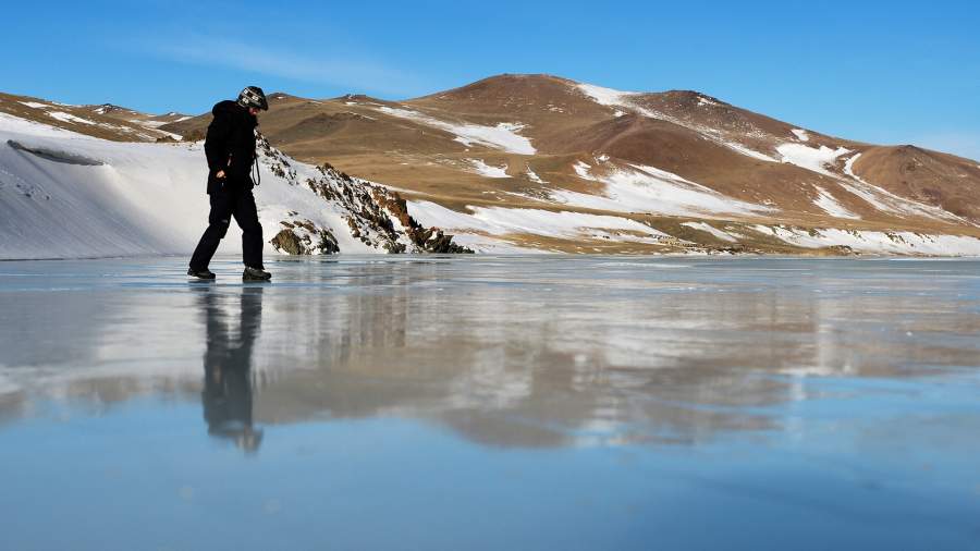 На Сахалине четверо рыбаков застряли на льдине