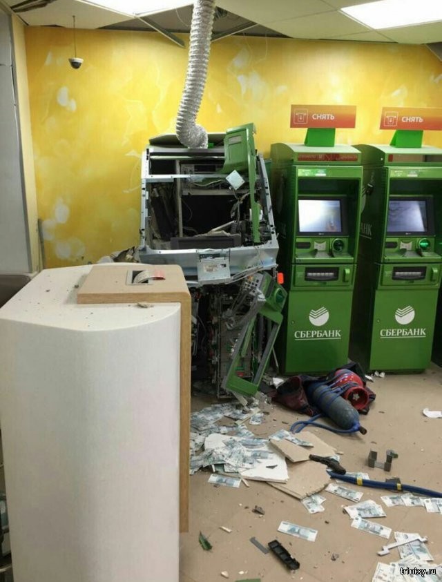 Злоумышленники взорвали банкомат в астраханском банке (4 фото)