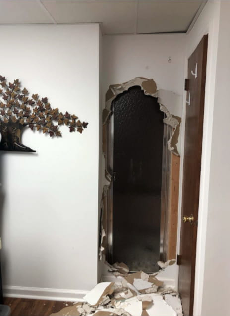 Владелец квартиры взялся делать ремонт и случайно нашел дверь в комнату, которой не было на плане Культура
