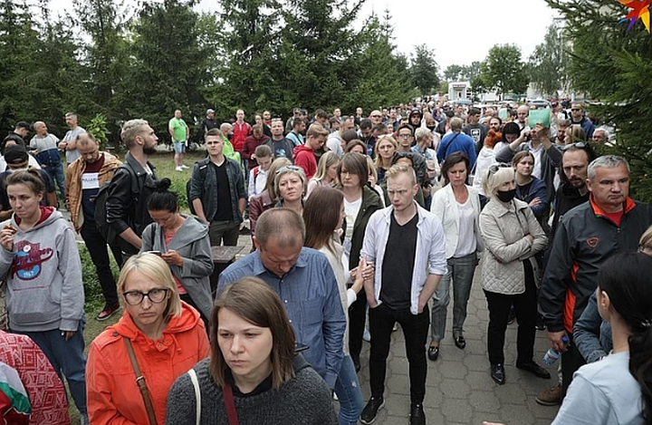 Мэр белорусского Жодино пришел на встречу с жителями