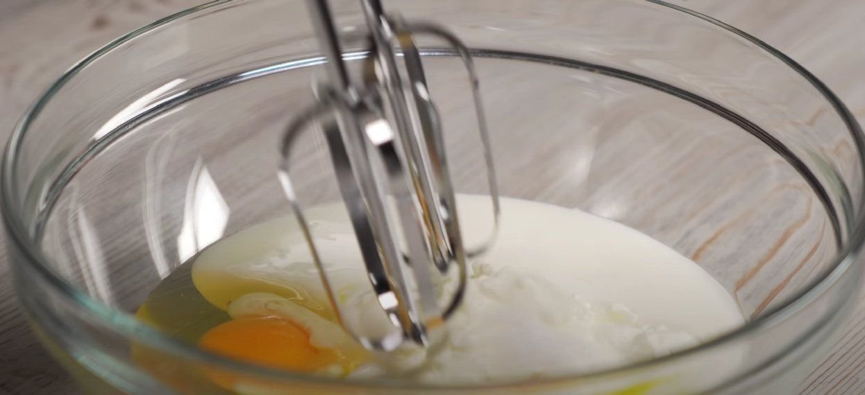 Заливной пирог с луком и яйцом: рецепт с изюминкой пирог, теста, сметаны, добавляем, луком, нарезаем, начинку, ложку, растопленным, перекладываем, половину, выливаем, масломШАГ, яйцомШАГ, сливочным, 5 Форму, смажем, добавим, Подсолим, сочнойШАГ