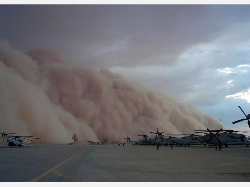 Пассажирский самолет уходит от песчаной бури в Кувейте буря, видео, самолет