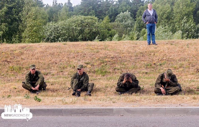 В Беларуси БМП наехала на легковой автомобиль, водитель чудом не пострадал авария, авто, бмп, везение, видео, военная техника, дтп, повезло