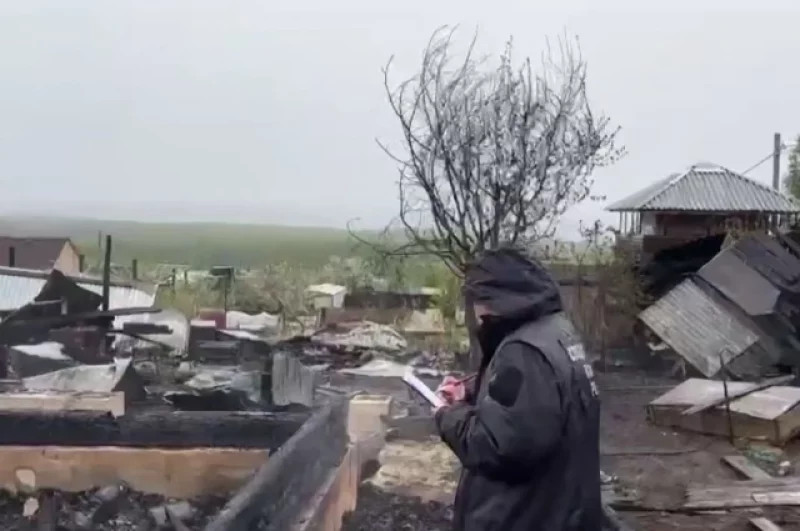 Пока следователи не выяснили, из-за чего начался конфликт и почему юноша стал нападать на сверстников.