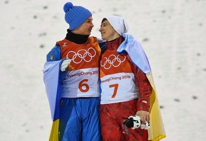 Олимпиада объединяет: российский и украинский спортсмены обнялись на пьедестале в мире, люди, объятия, олимпиада, спорт, флаг