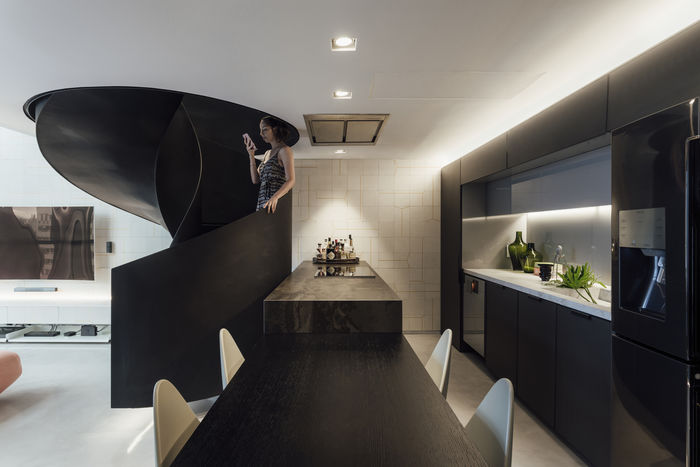 Очень стильный лофт с невероятной черной лестницей интерьер и дизайн