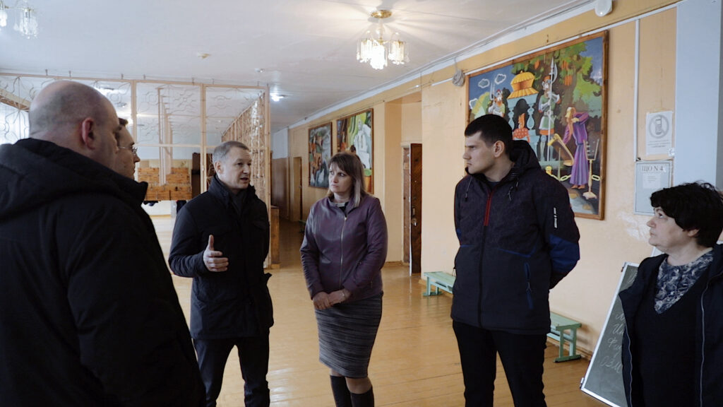 Председатель Облдумы Аркадий Фомин обсудил ход капремонта школы в Лесном с подрядчиком и общественностью