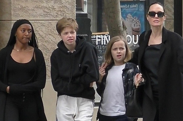 Анджелина Джоли в образе total black на прогулке с детьми в Лос-Анджелесе: фото Звездные дети