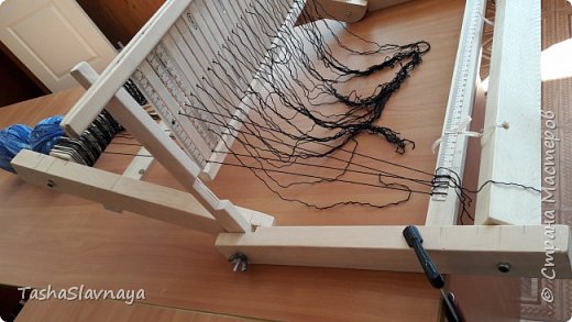 Доброго времени, Страна Мастеров! Строительство... конструирование... (или как еще сказать) ткацкого станка из личного опыта) Материалы: Брус 3на4, брус 4на5, 8 школьных деревянных линеек 50см длинной, рейка3на1,5, рейка 4на 0,5, клей Момент-Кристалл, болты длинные с барашками, саморезы по дереву,кусок послойной фанеры. Инструменты: Ножовка, дрель, лобзик. При кажущейся простоте конструкции, пришлось повозиться... и прибегнуть к помощи знакомого молодого человека) Поскольку 90 процентов деталей я выпиливала сама, то весь процесс изготовления занял у меня около двух недель... время от времени конечно) фото 23