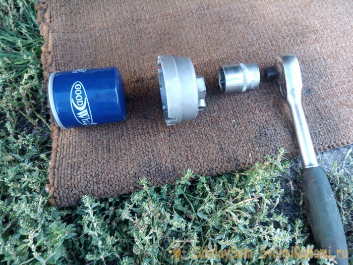 Экономим время и деньги: меняем масло в автомобиле самостоятельно без ямы Экономим время и деньги: меняем масло в автомобиле самостоятельно без ямы авто и мото,Замена масла в автомобиле,ремонт