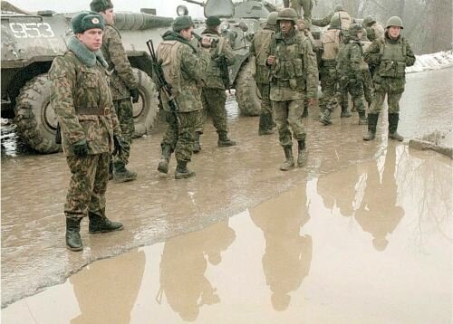 Русские и американские миротворцы сил SFOR на патрулировании (Углевик, Босния, 1997 год)