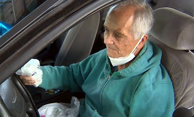 Прохожий присмотрелся к бездомному и узнал в нем учителя школы. Через неделю пенсионер обрел дом