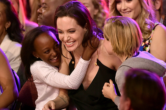 Анджелина Джоли переживает за будущее дочери Захары из-за ее цвета кожи: 