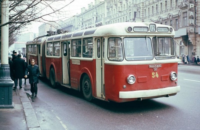 Москва, улица Горького (Тверская). Невероятный красавец — троллейбус СВАРЗ ТС-2 следует в сторону площади 50-летия Октября (Манежной). ЛАЗ, СССР, авто, автобус, автомобили, зил, лиаз, советский автопром