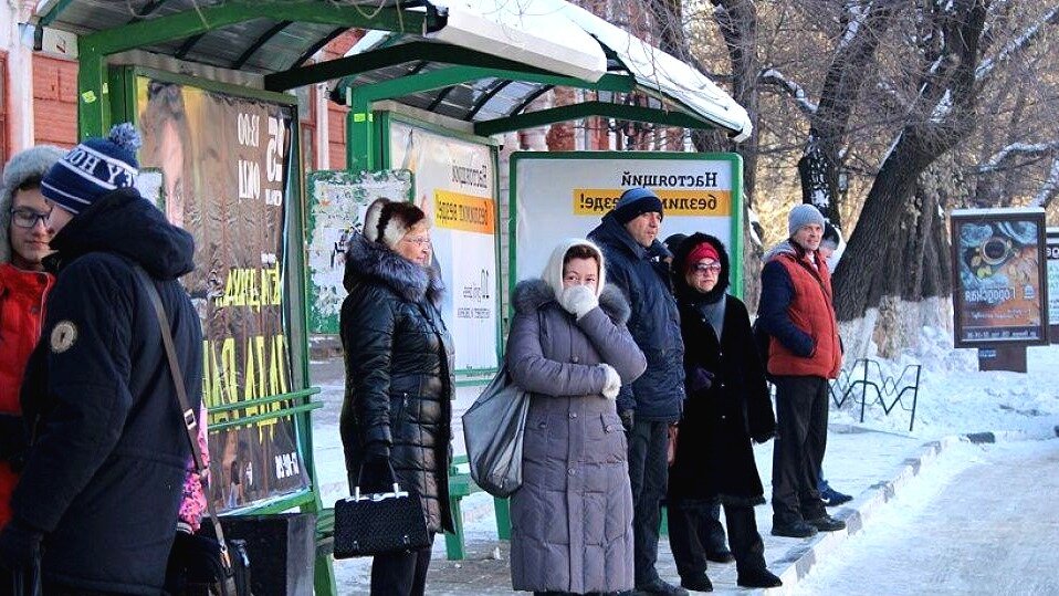 У меня на остановке теперь руки и ноги не мерзнут: даже в минус 45. Муж инженер, подсказал, что надо засунуть в варежку