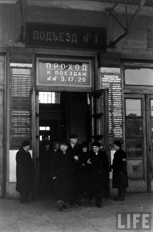 Любопытные кадры с ВИП мероприятий в Кремле зимой 1959. Фотограф Говард Сохурек  из США участников, съезда, Гости, автомобилей, гаражам, конце, охраны, прохожих, центре, работало, множество, сотрудников, Белорусском, КГБ1011, Некоторых, вокзале, встречал, Микоян, доверенное, Хрущева