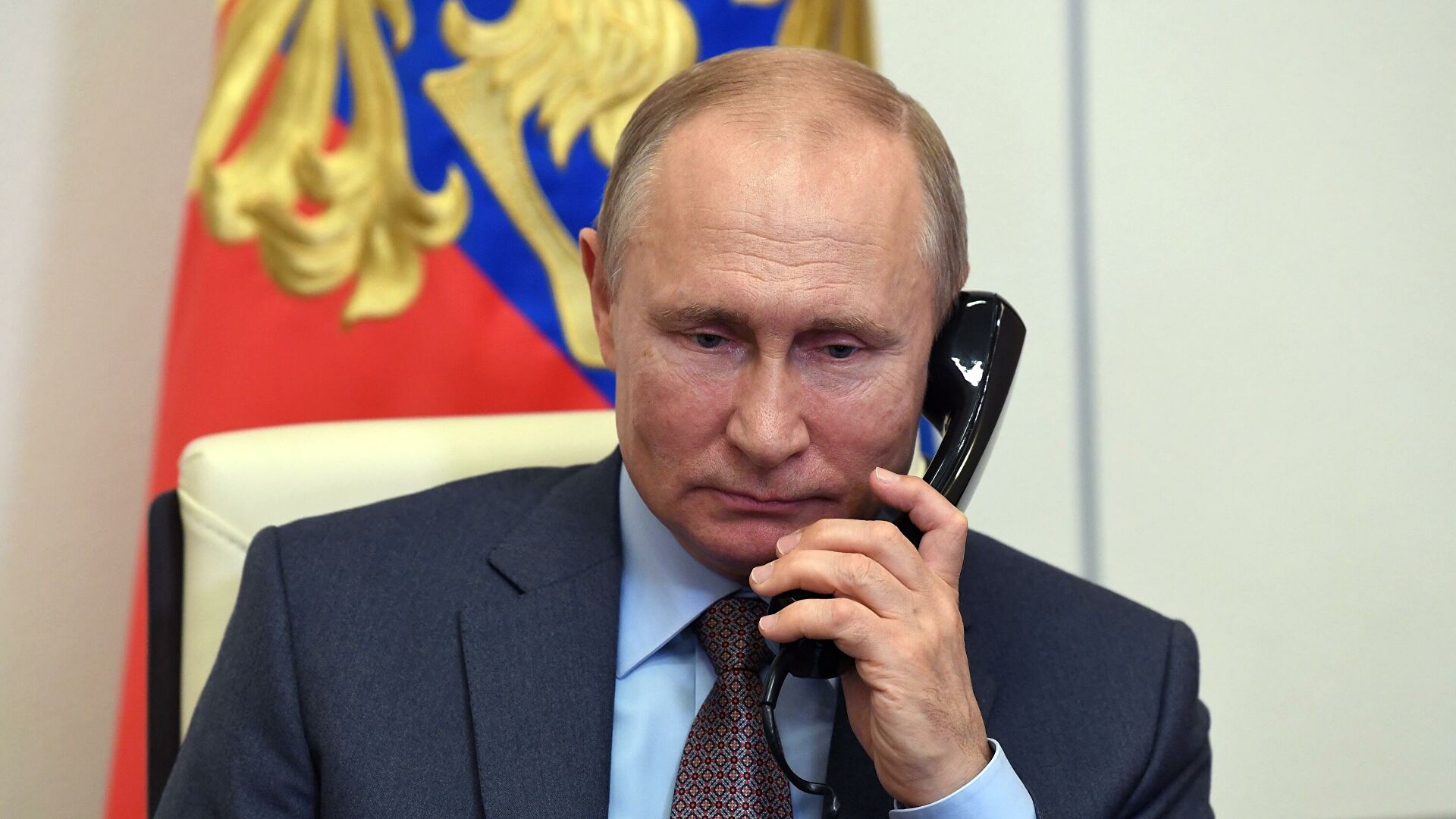 Президент РФ Владимир Путин говорит по телефону - РИА Новости, 1920, 02.01.2022