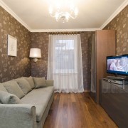 Серый диван в зале