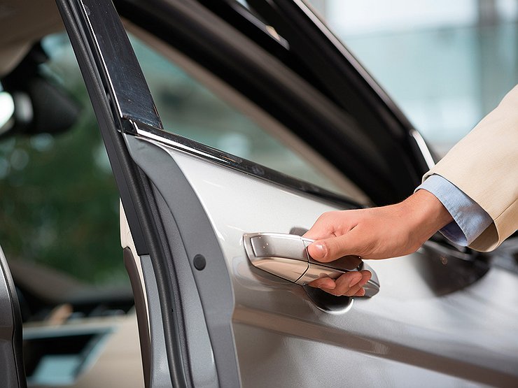 Три вредных привычки водителя, от которых уродуются двери в машине