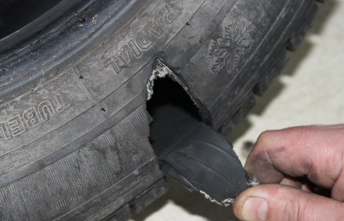 Как отремонтировать бескамерную шину в дороге без жгутов и прочих подобных приспособлений