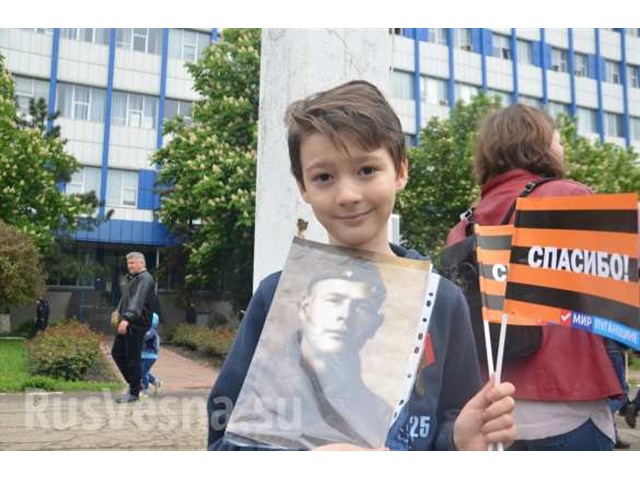 Ополченцы и молодёжь в одном строю: День Победы в Луганске украина