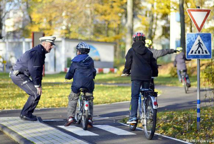 Обучение езде на велосипеде.| Фото: DochkiMateri.