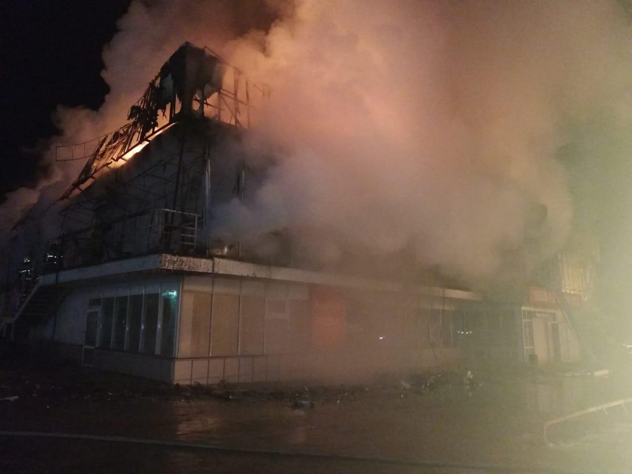 Мебельный сгорел. Пожары в мебельных центрах. В Иркутске сгорел мебель Сити. Пожар в Иркутске сегодня ночью. Абсолют Иркутск сгоревший.