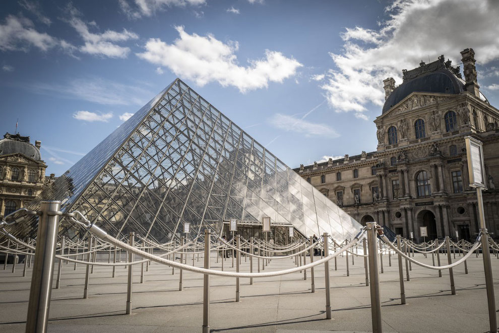 Закрытый Лувр в Париже