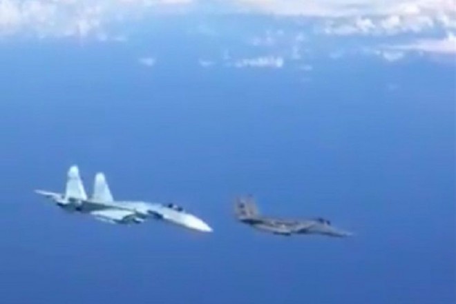 Су-27 идет на перехват американского F-15. Видео сторону, слишком, экипажу, резко, рискуешь, маневр, точностью, ювелира, оставалось, никакого, выбораhttpwwwyoutubecomwatchvi7iyDCchsg8Либо, отворачиваешь, столкновением, прямым, авиалайнеруПилот, «переиграть», пилота, НАТОвский, экипаж, сумел