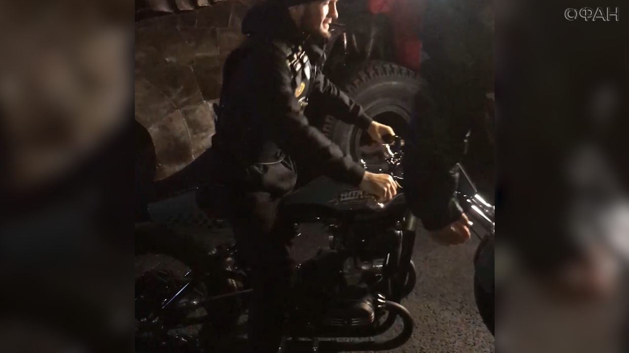 «Ночные волки» подарили Нурмагомедову эксклюзивный мотоцикл ручной сборки