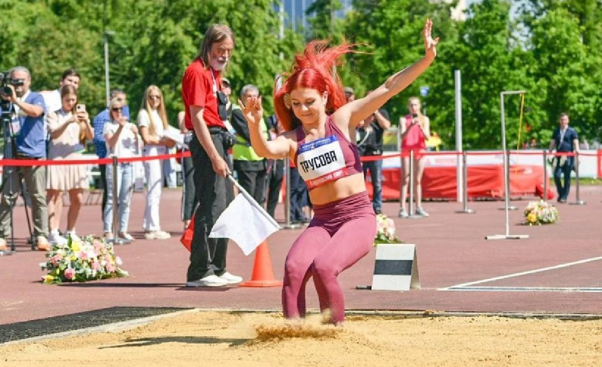 На чемпионате по прыжкам выступают 25. Трусова легкая атлетика. Чемпионка мира по легкой атлетике. Неделя легкой атлетики в Лужниках. Кубок по легкой атлетике.