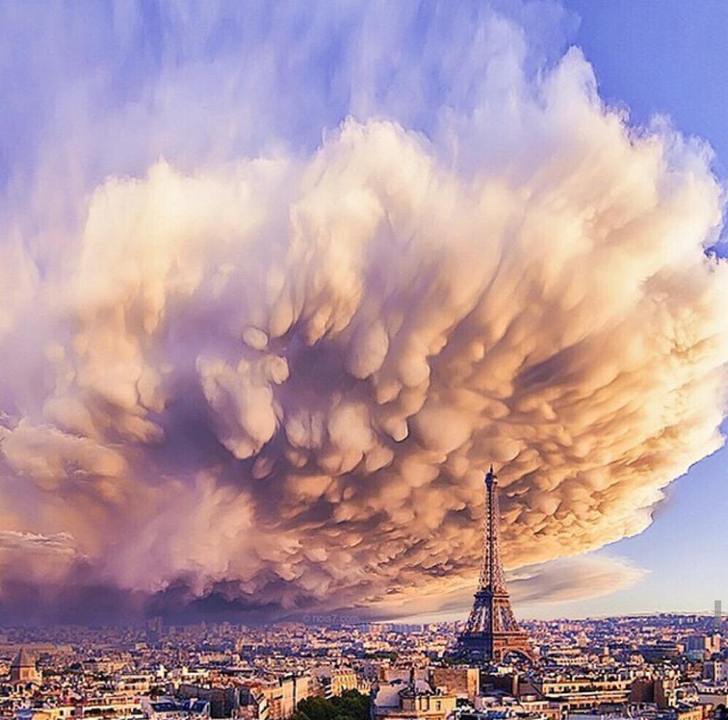 Облака над Парижем