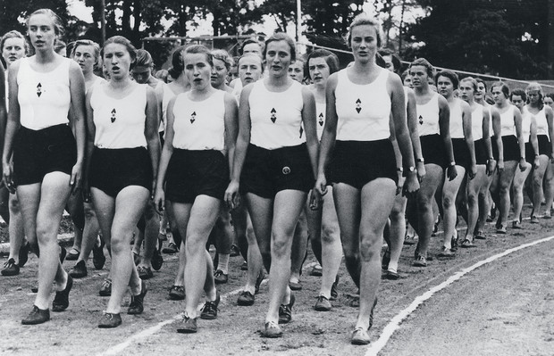 Марширует «Лига германских девушек». 1938