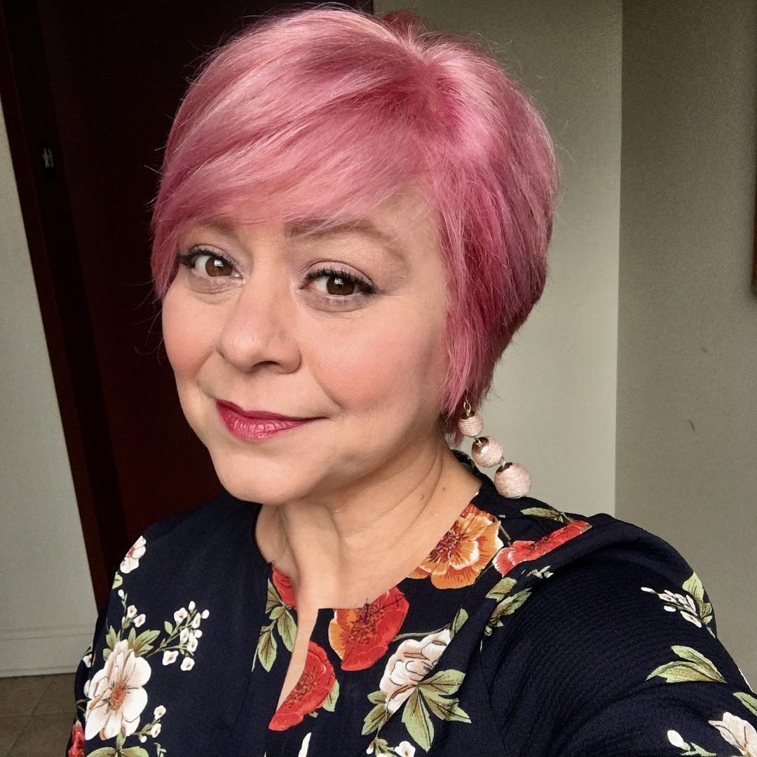Розовые волосы на женщине 60 лет