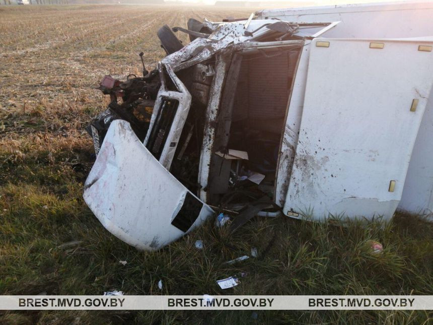 Волитель без прав на микроавтобусе Mercedes-Benz Sprinter вынес грузовой Iveco Daily Волитель без прав на микроавтобусе Mercedes-Benz Sprinter вынес грузовой Iveco Daily аварии,автомобиль,дтп,машины,НОВОСТИ,происшествия,ремонт