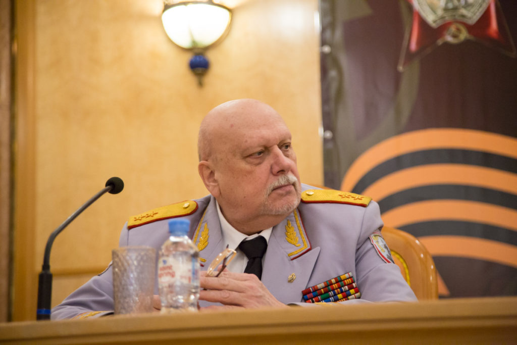 Генерал ФСБ Михайлов кратко и правдиво о чиновниках и элите.