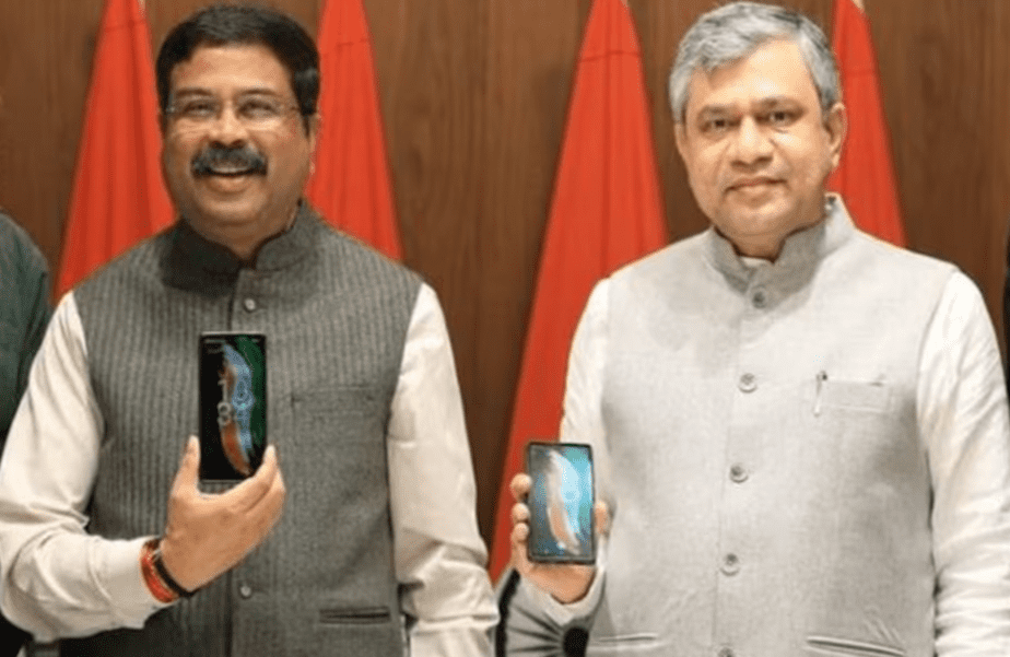 Индийские министры держат в руках смартфоны с установленной BharOS @ cnbctv18.com