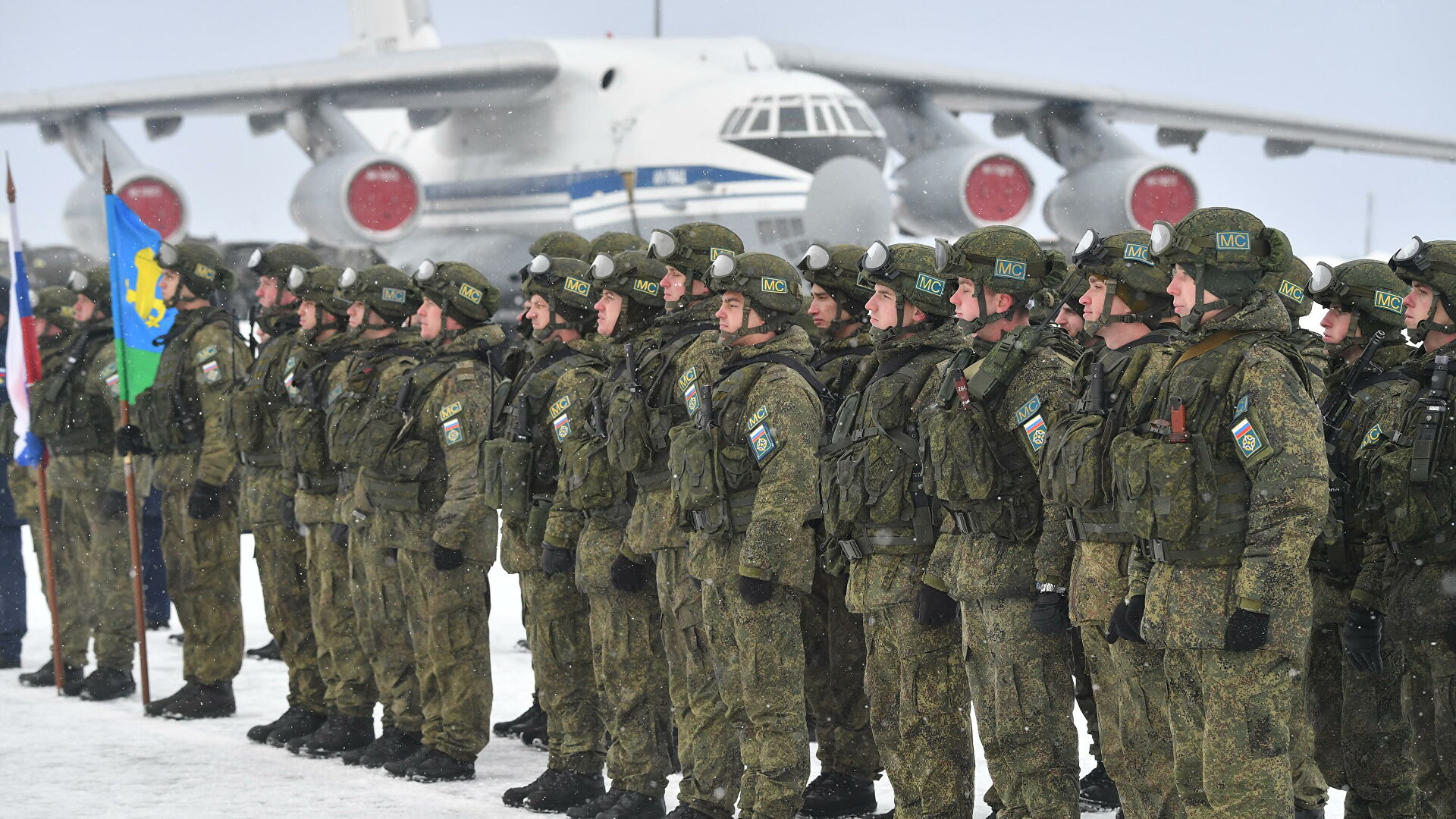 Военнослужащие РФ контингента миротворческих сил ОДКБ на аэродроме Чкаловский в Московской области - РИА Новости, 1920, 18.01.2022