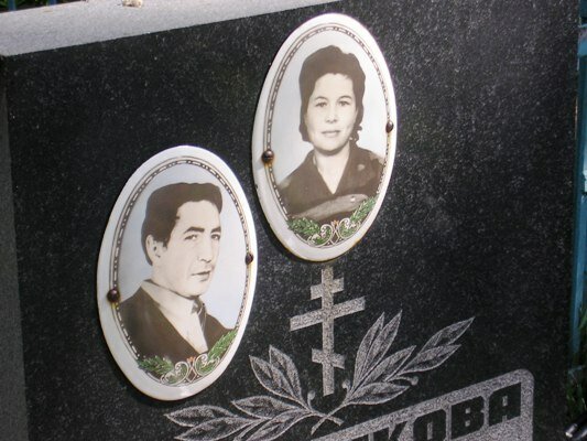 Могила Каморного и его матери в Старой Руссе. Фото: old.vnnews.ru