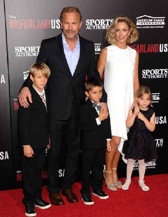 Кевин Костнер и Кристин Баумгартнер с детьми.