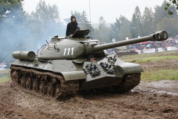 Тяжелый танк ИС-3 должен был буквально проламывать оборону немцев. | Фото: modernweapon.ru.