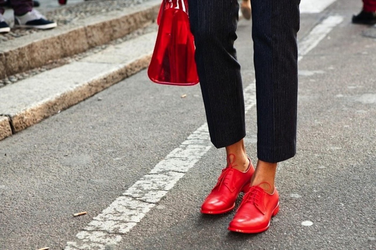 Как носить красные ботинки без каблука
