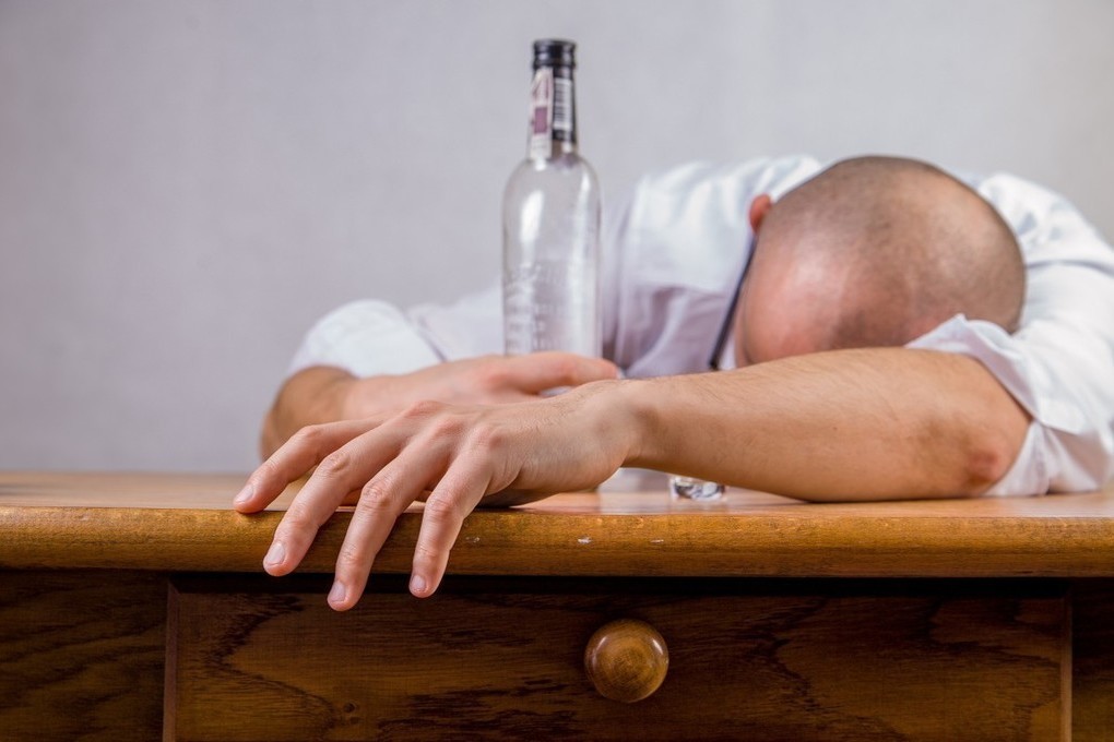 Психолог порекомедовала россиянам не пить алкоголь в последние дни перед работой