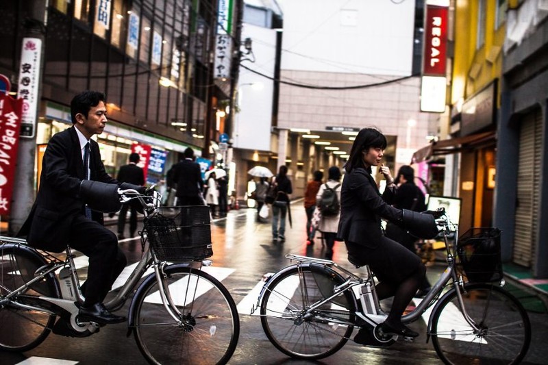 11. У многих работающих японцев нет времени на личную жизнь, так как они заняты карьерой офис, субкультура, уличное фото, урбанфото, фотограф, фотопроект, япония, японцы