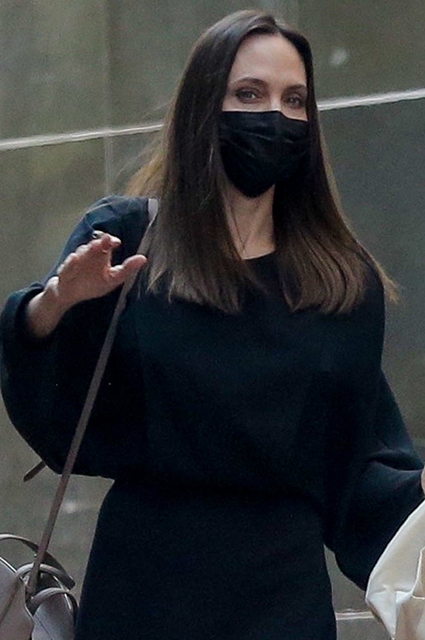 Анджелина Джоли на прогулке в Лос-Анджелесе: новые фото Анджелина Джоли на прогулке в Лос-Анджелесе: новые фото Звездный стиль